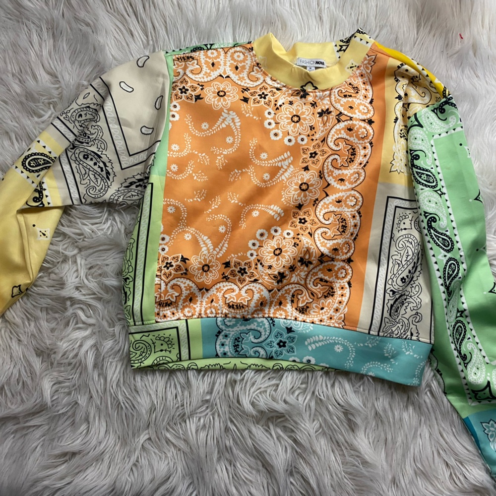 Bandanna pullover and pant suit